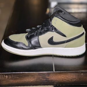 Retro JORDANS 1 olive and black